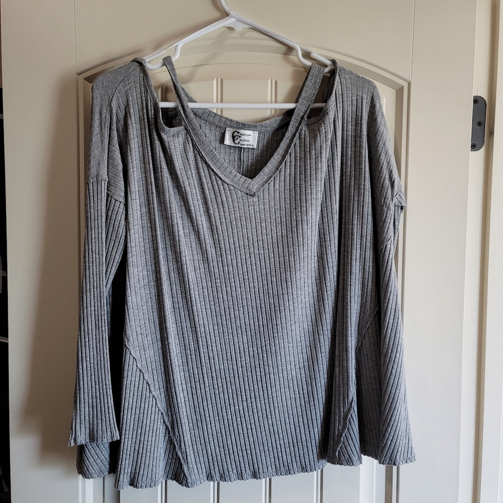 Cute cutout around neck & shoulder